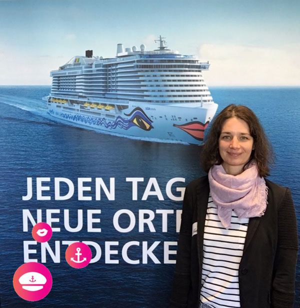 Bild Katrin Eisenstein mit einem AIDA Schiff im Hintergrund
